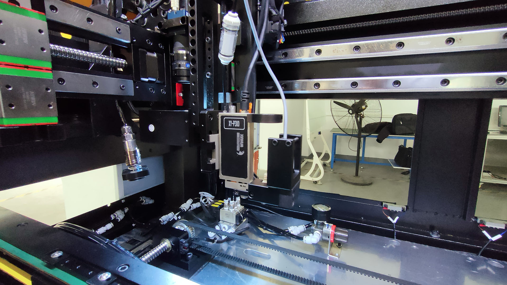 視覺自動點膠機(jī).jpg 視覺自動點膠機(jī).jpg